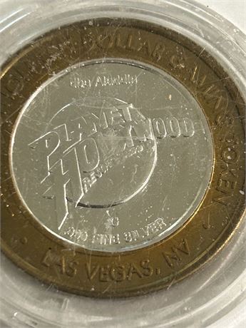 Planet Hollywood $10 gaming chip 45.1g total (L)