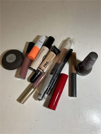 Assortment women’s makeup (L)