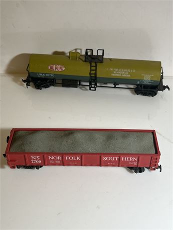 AHM HO Scale 50' Single Dome Tank Car DuPont UTLX (L)